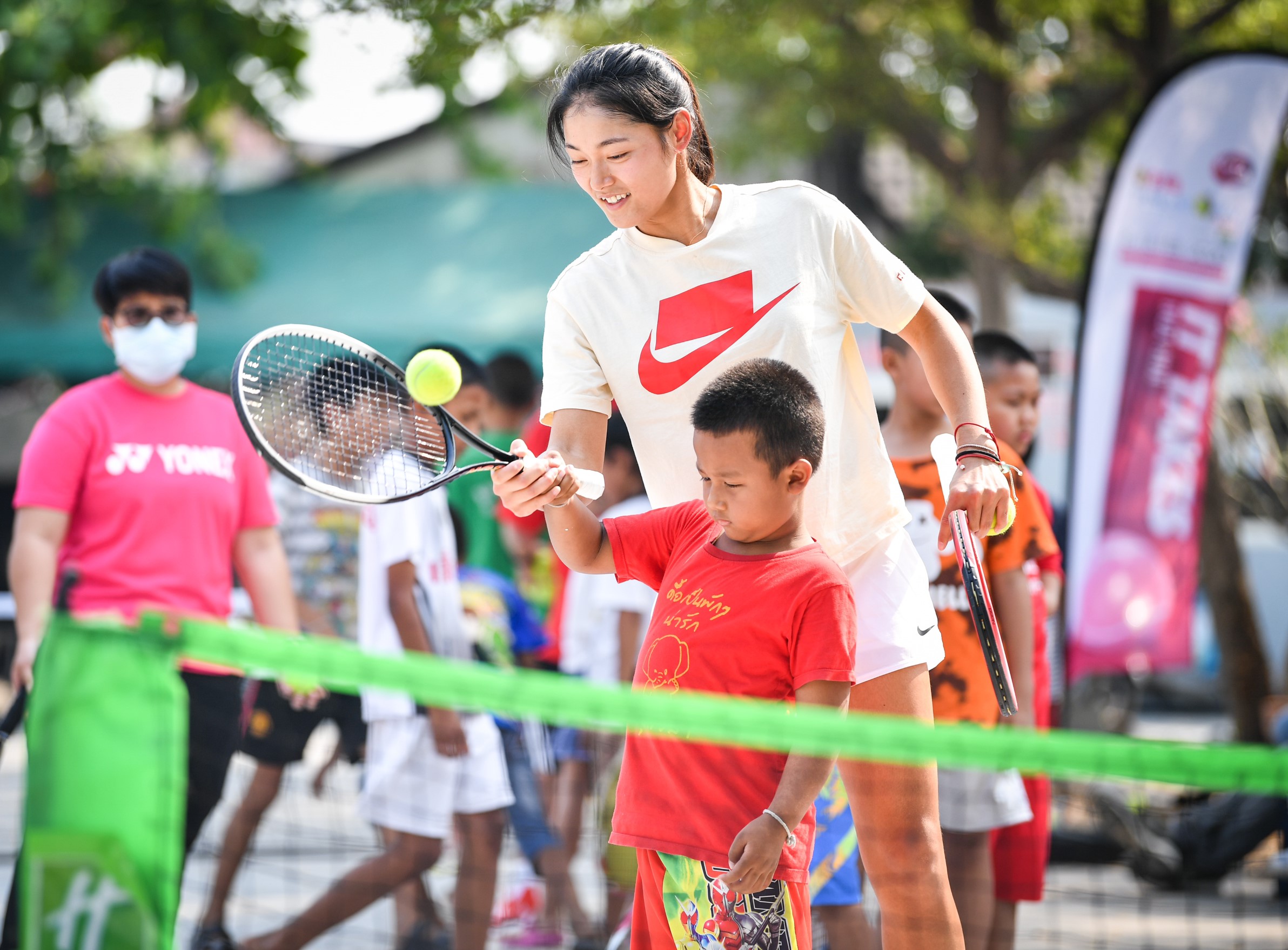 นักหวดระดับโลกร่วมกิจกรรมการกุศล ให้ความรู้มะเร็งเต้านม-สอนเด็กตีเทนนิส